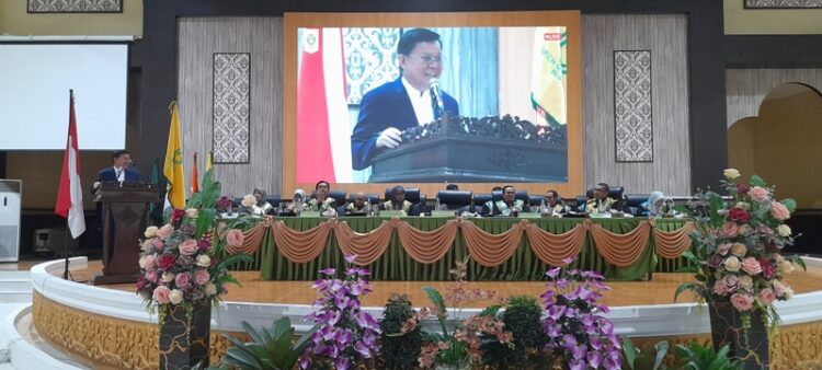 Prof. Dr. Fasli Jalal, Ph.D sedang menyampaikan orasi ilmiah pada puncak peringatan Dies Natalis Ke-58 UIN Bukittinggi di Kampus UIN Bukittinggi, Kubang Putiah, Jumat (29/11). YURSIL