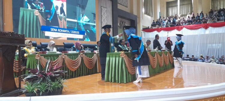 Dekan Fakultas Ekonomi dan Bisnis Islam (Febi), Dr. Aidil Alfin memindahkan jambul wisudawati Fakultas Febi pada Wisuda Angkatan VIII Tahun Akademik 2024 di Student Center UIN Bukittinggi, Kubang Putiah, Kamis (19/12). YURSIL