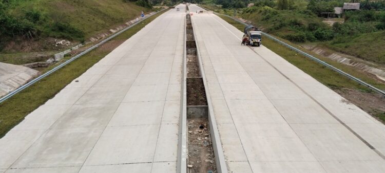 Pekerja tengah melakukan proses penyelesaian tahap akhir Jalan Tol Padang – Sicincin beberapa waktu yang lalu. Uji coba operasional jalan Tol Padang-Sicincin dijadwalkan akan dilaksanakan pada tanggal 15 Desember mendatang hingga berakhirnya musim libur Natal dan Tahun Baru (Nataru) 2024.Dok. Haluan