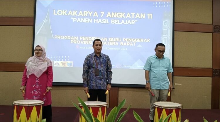Perwakilan Balai Guru Penggerak Sumbar bersama Kepala Dinas Pendidikan Kota Bukittinggi dan Kacabdin wilayah I ketika membuka kegiatan lokakarya 7 panen hasil belajar program pendidikan guru penggerak Sumbar, di Auditorium Perpustakaan Bung Hatta, Minggu (9/12). Ist