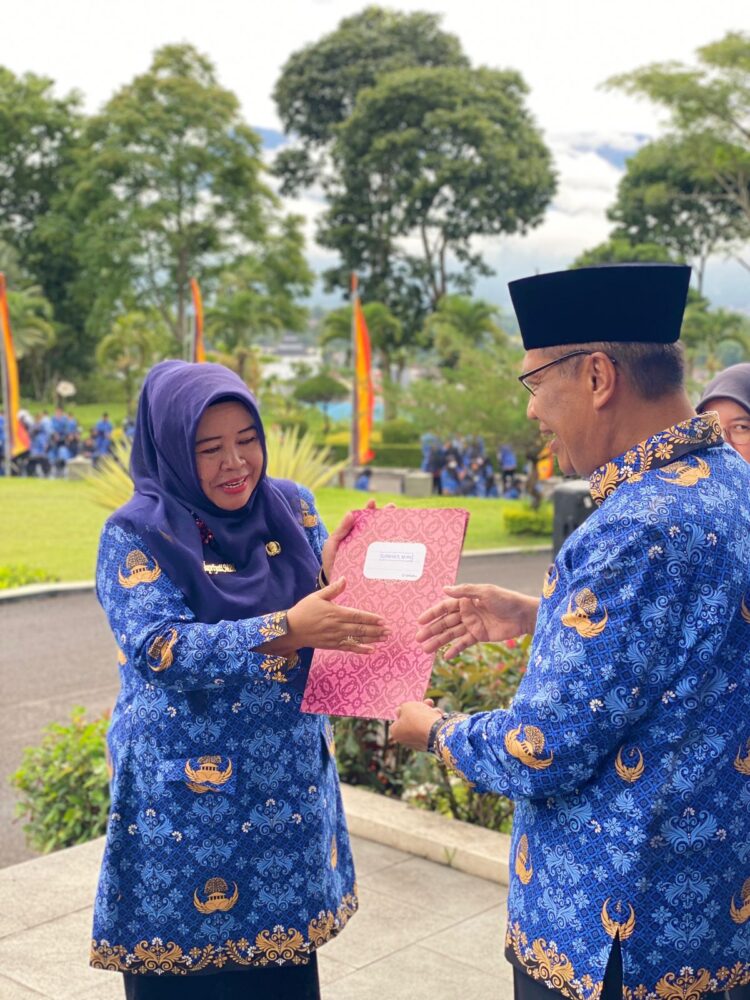 Kepala Sekolah Dedikatif Provinsi Sumbar Tahun 2024 Supriyati ketika menerima penghargaan dari Wakil Wali Kota Bukittinggi beberapa waktu yang lalu. Ist