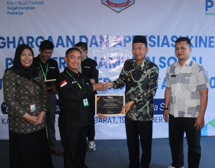 Wakil Bupati Pasaman Barat Risnawanto didampingi Sekda Hendra Putra memberikan apresiasi dan penghargaan kepada salah seorang Perisai. OSNIWATI 