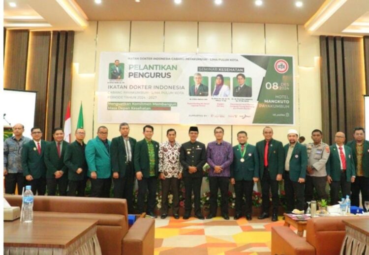 FOTO BERSAMA - Ikatan Dokter Indonesia (IDI) Cabang Payakumbuh Lima Puluh Kota (PALIKO) melakukan pelantikan ketua dan pengurus baru periode tahun 2024-2027, Minggu (8/12). IST