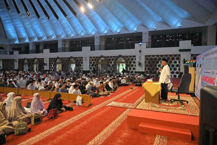 Gubernur Sumbar, Mahyeldi Ansharullah, meluncurkan program Klik Gema disela Subuh Mubarokah ASN di Masjid Raya Syekh Ahmad Khatib Al Minangkabawi Minggu (1/12). IST/HUMAS