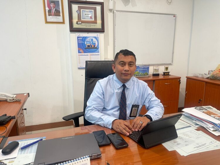 Wakil Pemimpin Cabang (Pincab) Bank Nagari Cabang Bandung, Ade Andres Miarja di kantornya Jl. Buah Batu No.240 Cijagra Lengkong Bandung ketika dikunjungi Haluan, beberapa waktu lalu. AFRIANITA