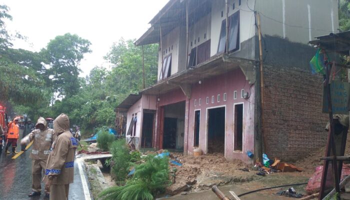 Dua Orang Meninggal Tertimbun Longsor di Cianjur