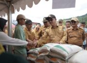 Khairunas Lanjutkan Program Ketahanan Pangan, 3.098 KPM Sangir Terima Bantuan Beras