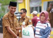 Wabup Solsel Salurkan Bantuan Pangan kepada 1 458 KPM di Pauh Duo