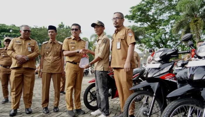 Bupati Solok Selatan Serahkan Sepeda Motor untuk Jorong Berprestasi