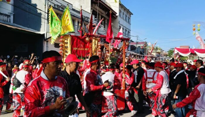 Pukau Ribuan Penonton, Karnaval Sepasan HBT Meriah dan Semarak