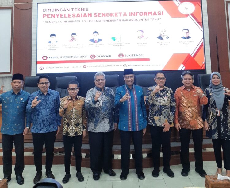 Ketua DPRD Sumbar foto bersama usai kegiatan pembukaan Bimtek Penyelesaian Sengketa Informasi yang digelar KI Sumbar di Aula Balai Kota Bukittinggi, Kamis (12/12). GATOT