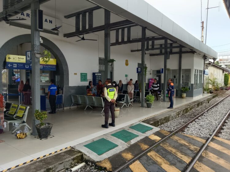 PT Kereta Api Indonesia (Persero) Divre II Sumatera Barat memutarkan lagu kebangsaan Indonesia Raya setiap hari pada pukul 10.00 WIB di berbagai stasiun yang berada di wilayah Divre II Sumatera Barat. IST