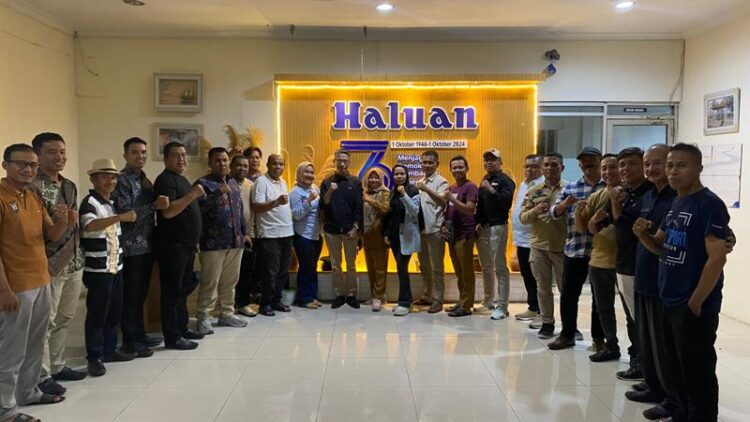 Pemimpin Umum Haluan, Zul Efendi dan Pemimpin Perusahaan Haluan, Silvia Oktarice berfoto bersama dengan sejumlah perangkat nagari usai evaluasi Program Haluan Nagari, di Kantor Haluan, Senin (2/12) malam. Ramadhana