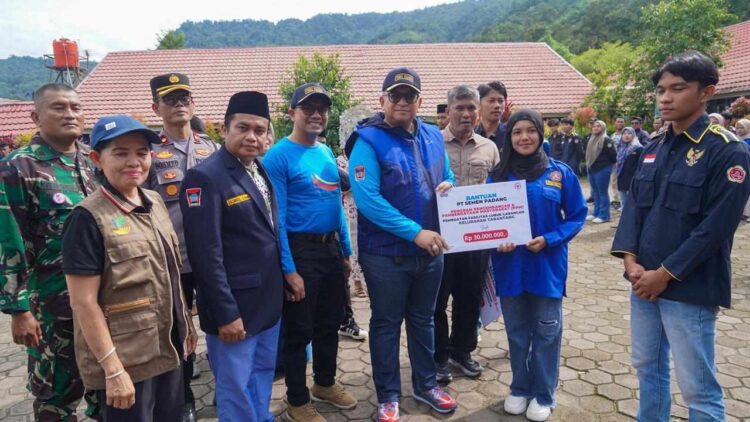 Pj Wali Kota Padang Andree Algamar menyerahkan bantuan dari PT Semen Padang secara simbolis untuk kegiatan BBKT. IST