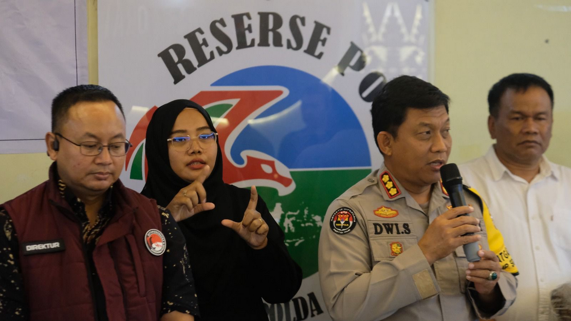 Ditresnarkoba Polda Sumbar menggagalkan penyelundupan 263,5 kg daun ganja kering yang dibawa oleh tiga kurir dari Panyabungan, Sumatera Utara.