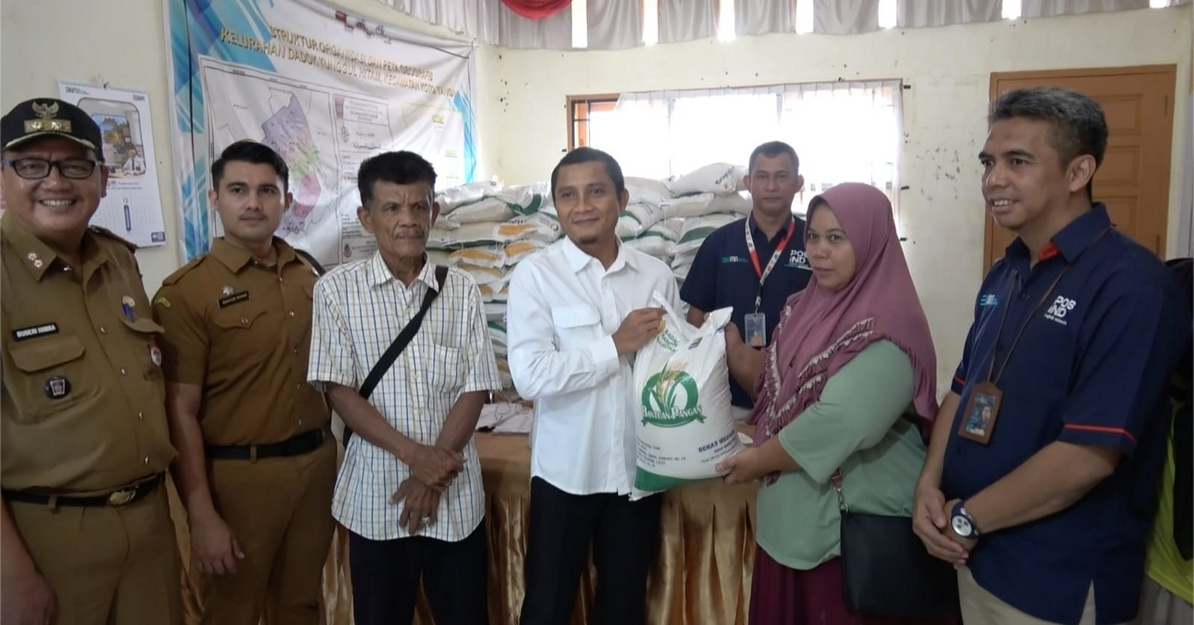 Perum Bulog Wilayah Sumbar kembali menyalurkan beras bantuan pangan tahap tiga kepada 393.120 keluarga penerima manfaat (KPM).