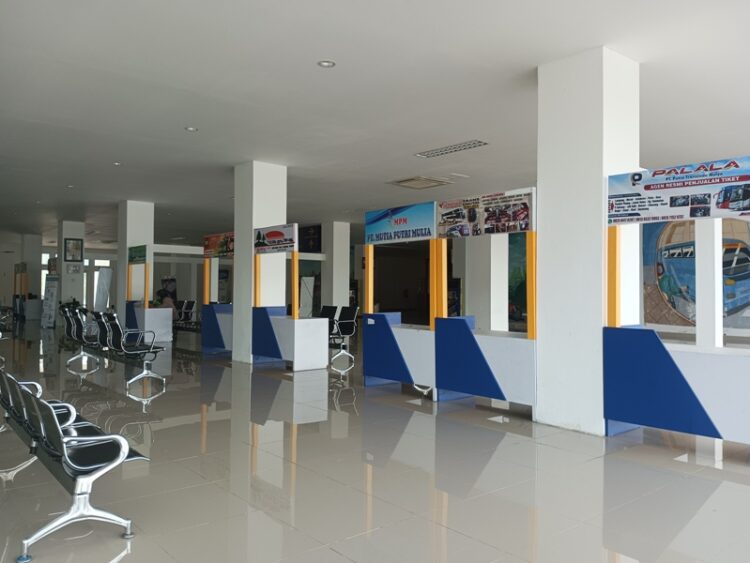 Suasana Lengang Tenant penjualan tiket bus AKAP di Terminal Tipe A Anak Air. Fauzi