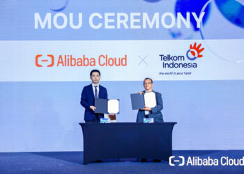 Country Manager Indonesia Alibaba Cloud Intelligence Sean Yuan (Kiri) dan VP Global Strategic Partnership Telkom Candra Kusuma Wardhana (Kanan) saat seremoni nota kesepahaman (MoU) antara Telkom dan Alibaba Cloud yang berlangsung pada Selasa, (3/12). IST