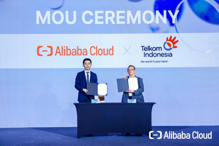 Country Manager Indonesia Alibaba Cloud Intelligence Sean Yuan (Kiri) dan VP Global Strategic Partnership Telkom Candra Kusuma Wardhana (Kanan) saat seremoni nota kesepahaman (MoU) antara Telkom dan Alibaba Cloud yang berlangsung pada Selasa, (3/12). IST