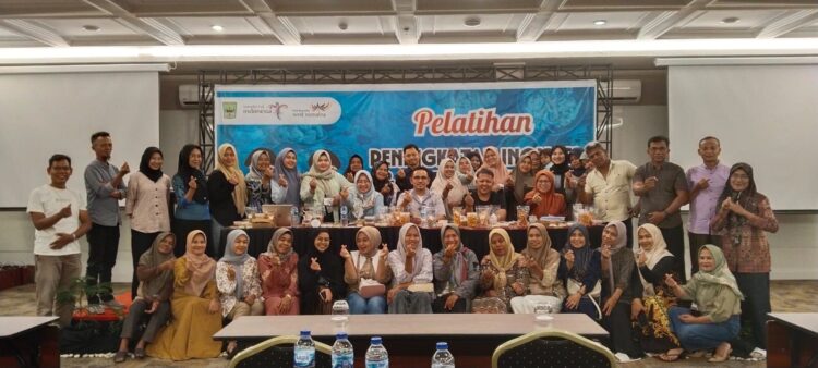 Disparpora Padang Pariaman melatih pelaku usaha kuliner di kawasan wisata Padang Pariaman, Sabtu (14/12). ALDI