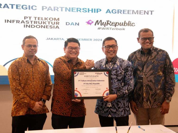 (Kiri ke Kanan) Chief Technology Officer MyRepublic Hendra Gunawan, Chief Executive Officer MyRepublic Timotius Max Sulaiman, Direktur Utama TIF I Ketut Budi Utama, dan Direktur Planning & Operations TIF Suharyoto dalam acara penandatanganan perjanjian kerja sama strategis antara PT Telkom Infrastruktur Indonesia (TIF) dan PT Eka Mas Republik (MyRepublic) di Telkom Landmark Tower, pada Senin (16/12). IST