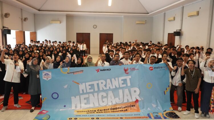 Jajaran Guru, Siswa SMK PKP 1 Jakarta, dan Jajaran Karyawan MetraNet pada acara peluncuran program Corporate Social Responsibility (CSR) MetraNet Mengajar di SMK PKP 1 Jakarta, pada Selasa (26/11). IST