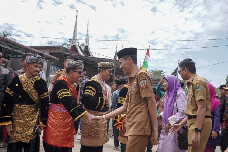 Niniak Mamak Nagari Sungai Kunyit menyambut kedatangan Wakil Bupati Solok Selatan, senin (9/12). ABDUL QODIR