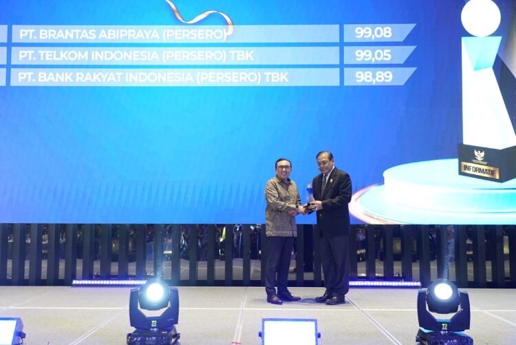 VP Corporate Communication Telkom Andri Herawan Sasoko saat menerima penghargaan sebagai Peringkat Kedua Badan Publik Kualifikasi “Informatif” dalam kategori Badan Usaha Milik Negara (BUMN) pada acara Malam Anugerah Keterbukaan Informasi Publik Tahun 2024 yang digelar oleh Komisi Informasi Pusat (KIP) di Ballroom Hotel Movenpick, Jakarta Pusat, Selasa (17/12). IST