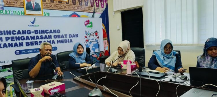 BERIKAN KETERANGAN - Plt Kepala BBPOM di Padang Hilda Murni saat bincang-bincang dengan media, Senin (16/12). WINDA