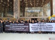 Ratusan ASN Demo di Kantor Kemendiktisaintek