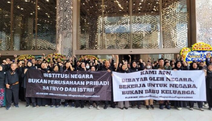 Ratusan ASN Demo di Kantor Kemendiktisaintek