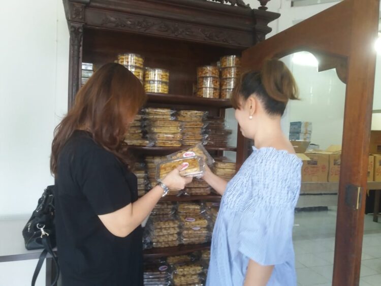 Cece Hwa, sedang memilih kue kering Rose.
