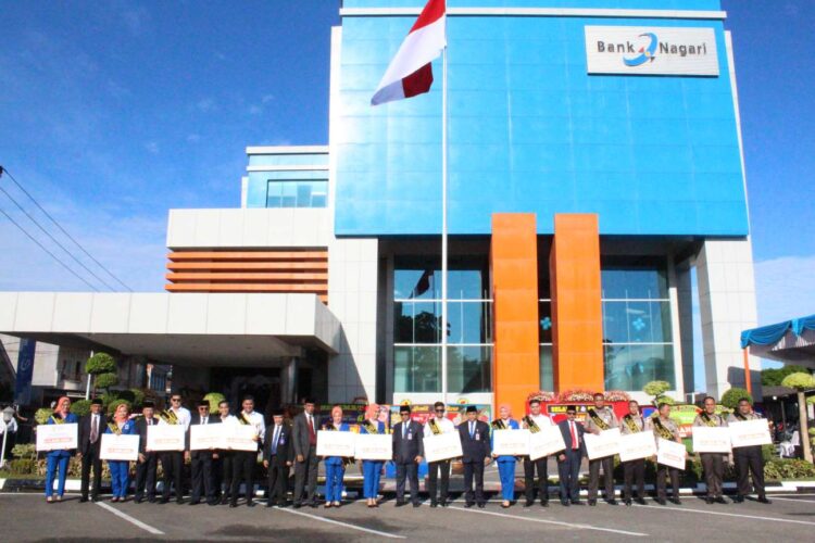 Kantor Pusat Bank Nagari di Jalan Pemuda No.21 Padang. Pada tahun 2024, Unit Usaha Syariah (UUS) Bank Nagari mampu bertumbuh double digit baik dari sisi Aset, Pembiayaan dan Dana Pihak Ketiga. AFRIANITA