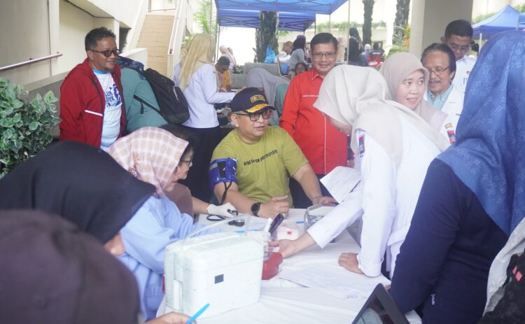 Pj Wali Kota Padang Andree Algamar saat mengikuti donor darah. IST