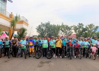 Jelang Hari Jadi Pasbar, Wabup Risnawanto Buka Sepeda Santai dan Senam Bersama