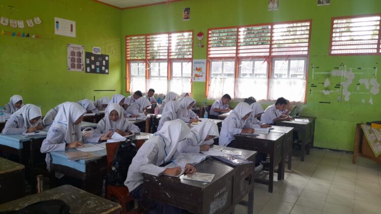 Siswa SMP N 1 Pasaman, Kabupaten Pasaman Barat saat mengukuti proses belajar mengajar. Saat ini pihak sekolah masih menunggu jadwal dan regulasi pelaksanaan program makan bergizi gratis. Osniwati