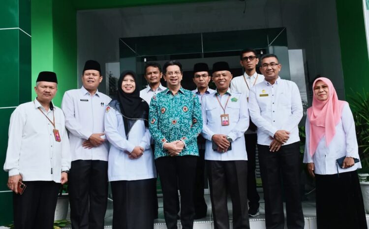 Kunjungan Irjen Kemenag RI Faisal Ali Hasyim disambut Kakan Kemenag Bukittinggi beserta jajaran di lingkungan Kantor Kemenag Bukittinggi, Selasa (14/1) kemarin. IST