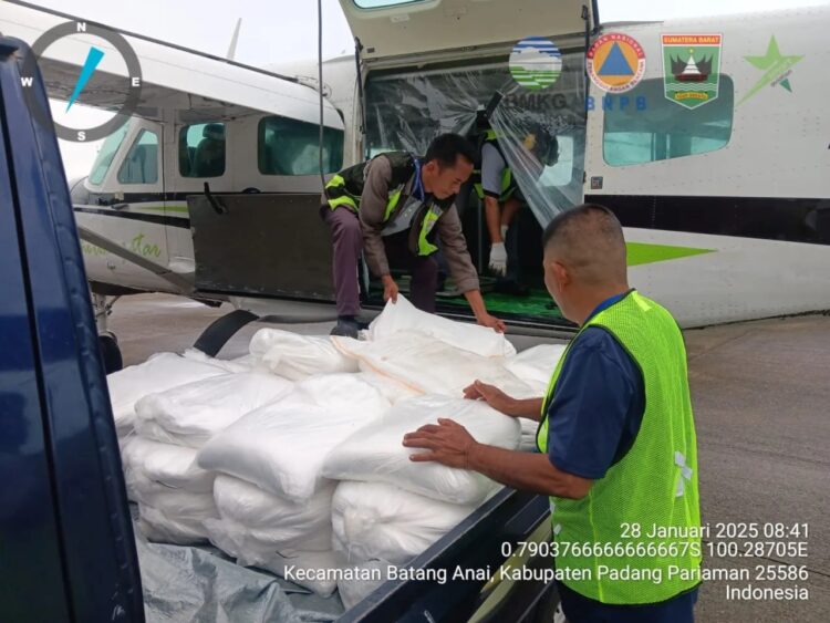 Petugas BMKG menyiapkan garam NaCI powder untuk ditebar di langit Sumbar di Kecamatan Batang Anai, Kabupaten Padang Pariaman, Selasa (28/1). IST/BMKG