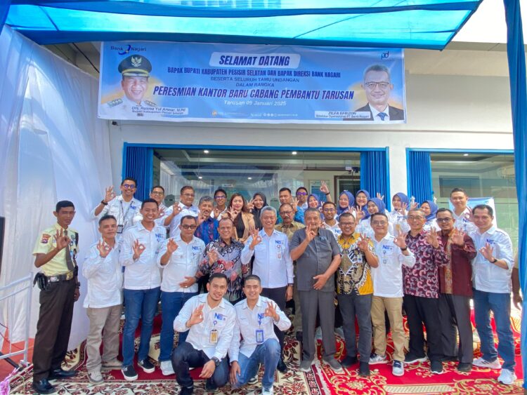 Peresmian peningkatan status Kantor Capem Tarusan dari Klas D menjadi Klas C oleh Direktur Operasional Bank Nagari, Zilfa Efrizon bersama Bupati Pesisir Selatan Rusma Yul Anwar, Kamis (9/1). DOK AFRIANITA