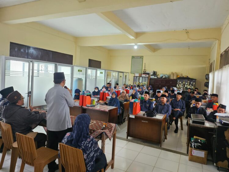 Perkenalan Pimpinan Pondok Al-Irsyad, Ust Ahmad Ikbal, Lc, kepada majelis guru, Senin (13/1/2025). IST