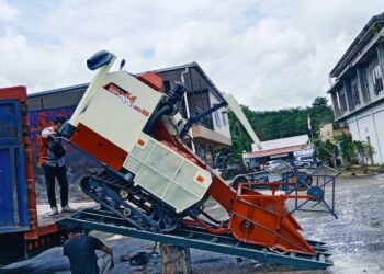 Komitmen Bangun Minangkabau, Rico Alviano Berikan Bantuan Mesin Combine untuk Masyarakat