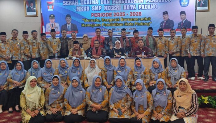 Kadisdikbud Padang Kukuhkan Pengurus MKKS SMP Negeri