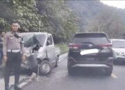 Kecelakaan di Jalan Lintas Padang-Bukittinggi, Mobil Pick Up dan Bus Pariwisata Rusak Parah