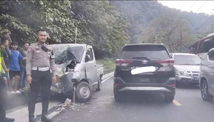 Kecelakaan di Jalan Lintas Padang-Bukittinggi, Mobil Pick Up dan Bus Pariwisata Rusak Parah
