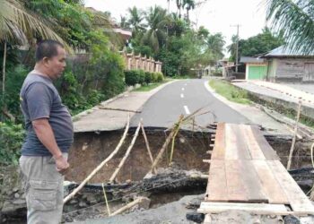 Akibat Curah Hujan Tinggi, Jembatan Kubu Ulakan Tapakis di Padang Pariaman Putus