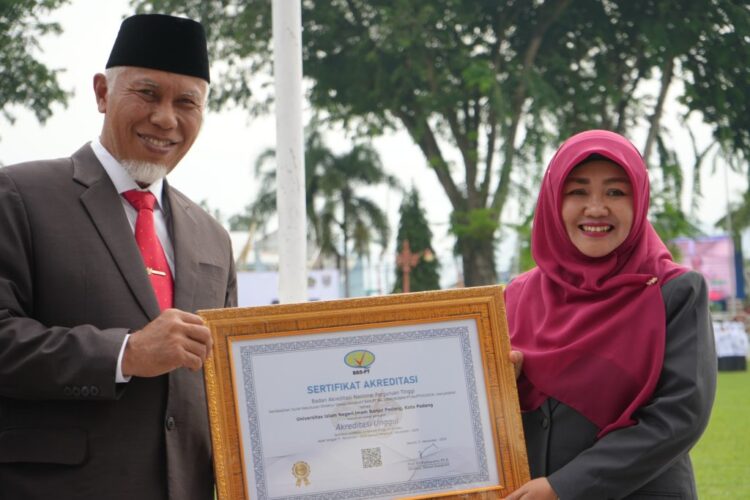 Gubernur saat memberikan sertifikat akreditasi saat peringatan HAB Kementerian Agama ke-79. IST