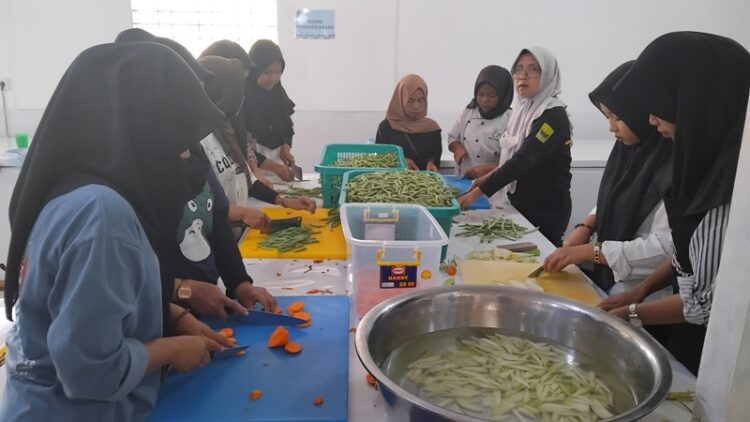 Suasana Dapur Makan Bergizi Gratis (MBG) yang dikelola Yayasan Asmaul Kalidamang di Kota Pariaman, beberapa waktu lalu. Di dapur yang berlokasi di Desa Alai Galombang itulah setiap harinya ratusan paket MBG diproduksi. MITHA