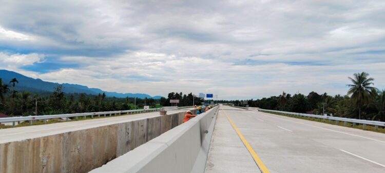 Pekerja tengah melaksanakan pembangunan tahap akhir Jalan Tol Padang-Sicincin, Minggu (12/1). ALDI