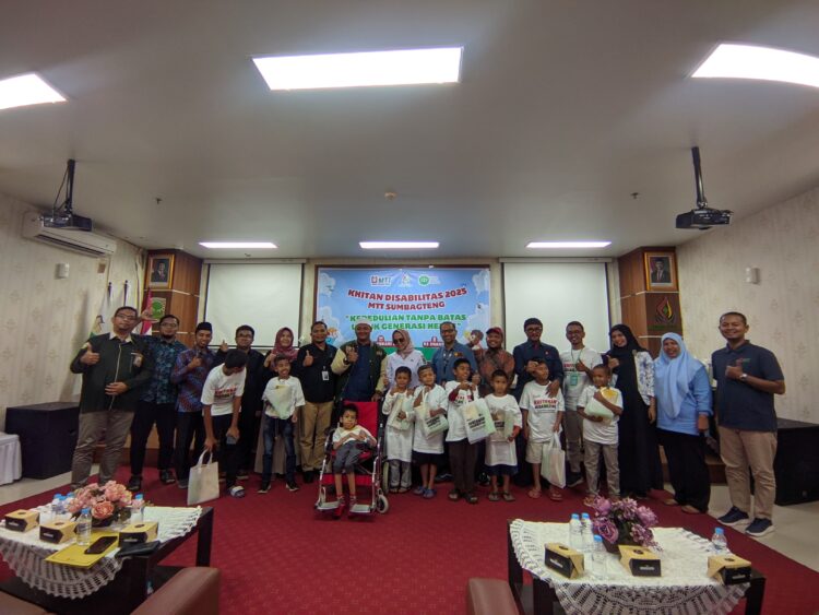 RS UNAND Bersama IZI dan MTT menggelar khitan massal untuk 20 anak-anak penerima manfaat. NURFATIMAH