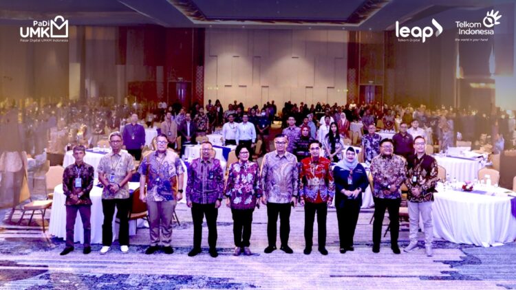 Owner Sasongko Logam (Seller PaDi UMKM) Uun Sismiyardi (Paling Kiri), Kadiv Pengadaan & Logistik Nursapto Edi Prabowo (Kedua dari Kiri), VP Pengadaan EPC dan Investasi Nindya Karya (Ketiga dari Kiri), EVP Manajemen Rantai Pasok PT PLN Pandi (Keempat dari Kiri), Staf Ahli Bidang Keuangan dan Pengembangan UMKM Kementerian BUMN Loto Srinaita Ginting (Tengah), Chief Economist Bank Mandiri Andry Asmoro (Tengah), Synergy Team Project Leader MSME, Logistik & SOE Kuncoro Wastuwibowo (Keempat dari Kanan), Direktur Keuangan dan Manajemen Risiko Perum LKBN Antara Nina Kurnia Dewi (Ketiga dari Kanan), Direktur Umum PT Pegadaian Gunawan Sulistyo (Kedua dari Kanan), dan VP Product Commerce PaDi UMKM (Bayu Surya Adi Saputra) dalam acara PaDi Business Matching, beberapa waktu yang lalu di Ballroom The Gade, Jakarta. IST